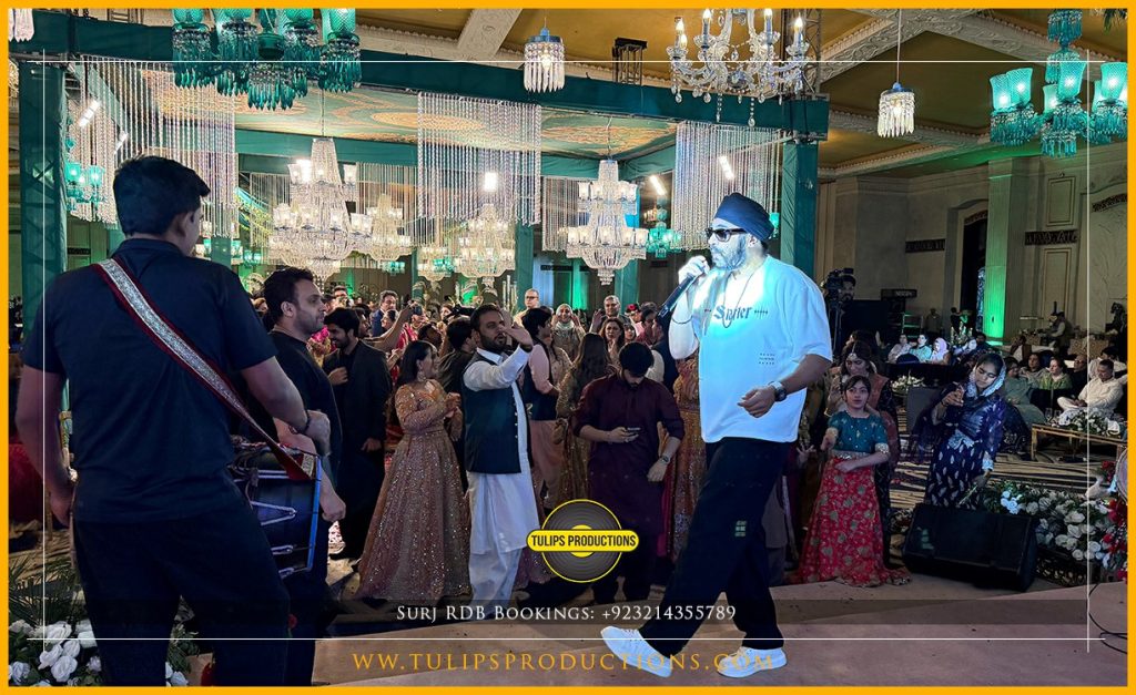 Guests enjoying Surj RDB’s Jine Mera Dil Luteya live performance at Lahore wedding